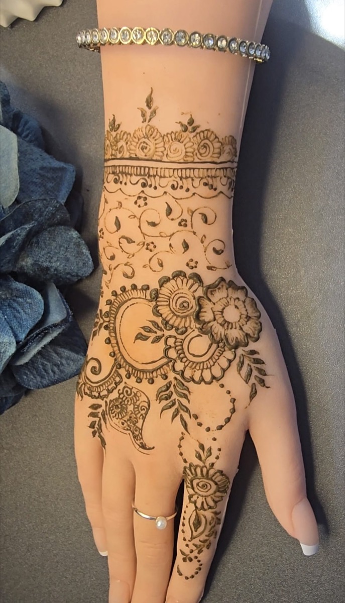 Statement paisley and floral hand henna design
